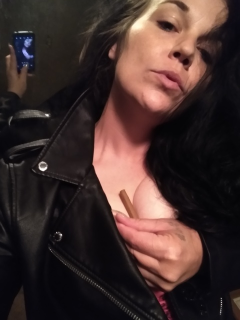 Download smokingwoman OnlyFans content free 

 picture 2