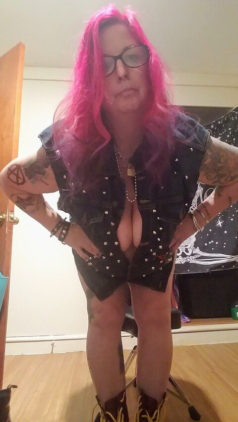 Free access to @streetpunkamma (Streetpunkgirl) Leaks OnlyFans 

 picture 2