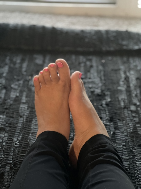 View sweetfeet-xo OnlyFans videos and photos for free 

 picture 2