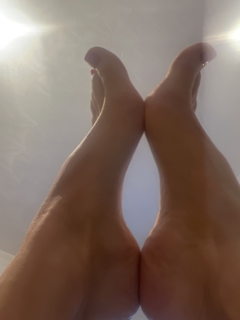 Free access to @thesesexynsweetfeet (Karena Queen) Leaked OnlyFans 

 picture 2
