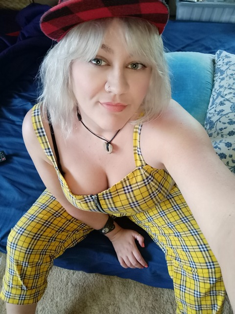View twistedblueyes666 OnlyFans content for free 

 picture 2