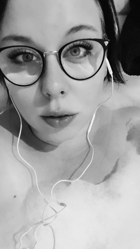 View u244690345 (CurvyTussi) OnlyFans 11 Photos and 1 Videos gallery 

 picture 2