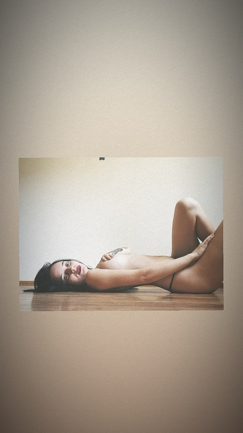 u281644223 (Claudia Hurmuz) OnlyFans Leaks 

 picture 2
