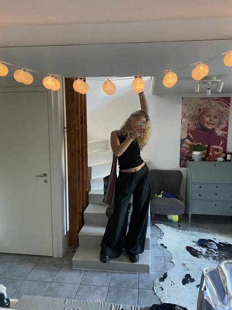 View u49980469 (Elle) OnlyFans 75 Photos and 0 Videos for free 

 picture 2