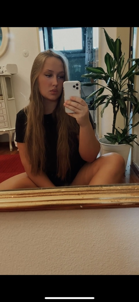 Download vakai OnlyFans content for free 

 picture 2