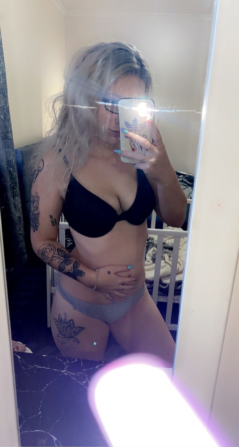 View youngmammi21 (XCloheXswiftX) OnlyFans 41 Photos and 4 Videos gallery 

 picture 2