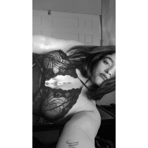 zabeth1998 OnlyFans Leak (6 Photos and 1 Videos) 

 picture 2